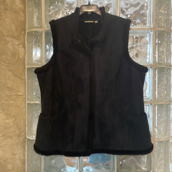 Warm suede vest with fur on the inside. Snap closure. - Picture 1 of 5